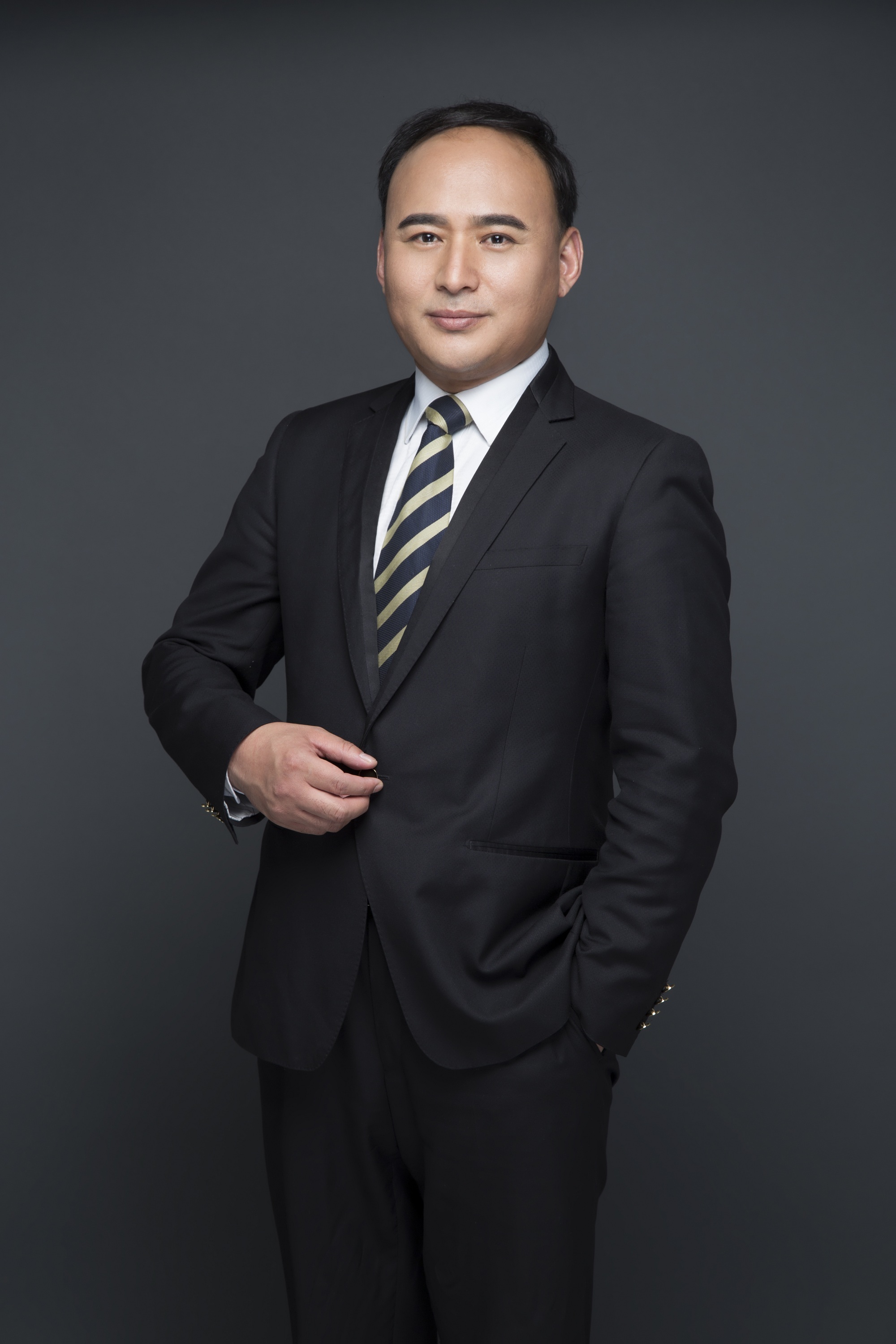 梁现华 视觉与舞美负责人